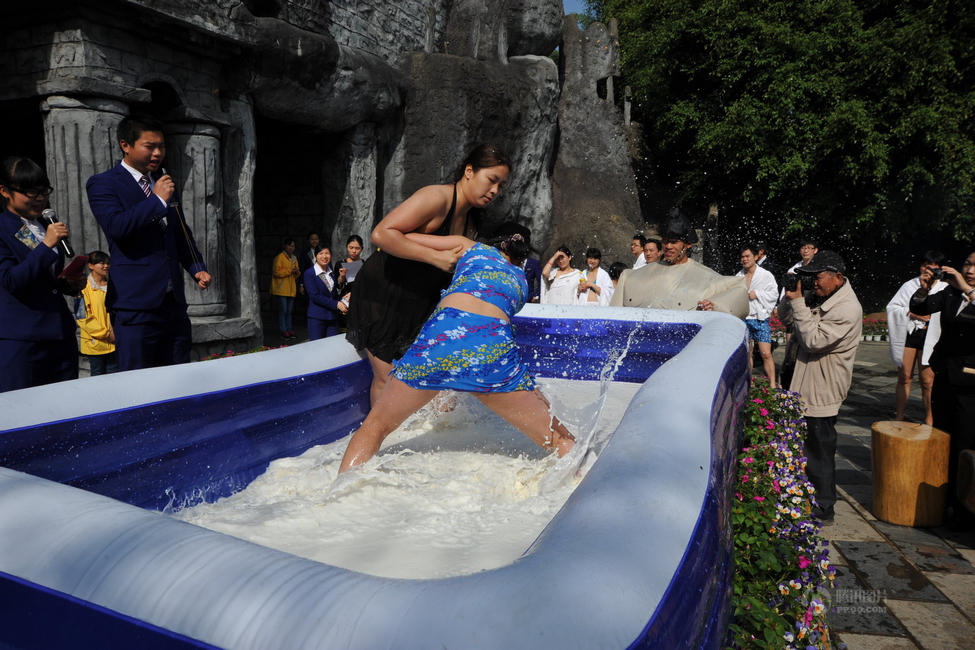 广东举行牛奶豆腐池摔跤比赛
