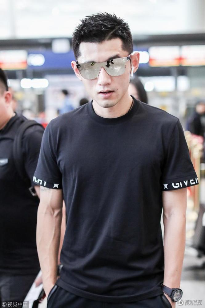 张继科现身首都机场 墨镜遮面帅气十足