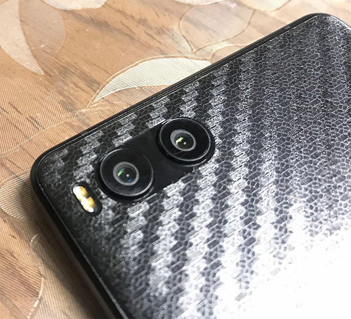 坚果R1镜头未使用蓝宝石玻璃保护,爆发大面积