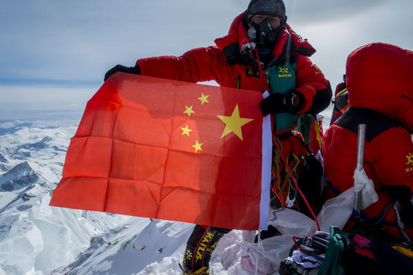 河南小伙首次登珠峰曾想24小时速胜 否认路上"到处是尸体"-腾讯网