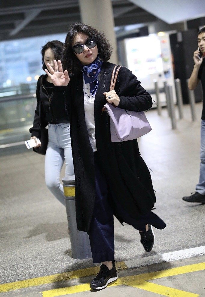 金星爆炸头现身机场,头发蓬乱却气场十足,走路