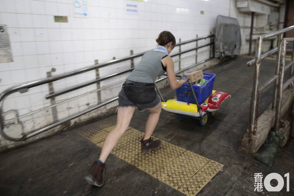 美女搬运工走红一次拉货400斤在男人堆工作很爽快