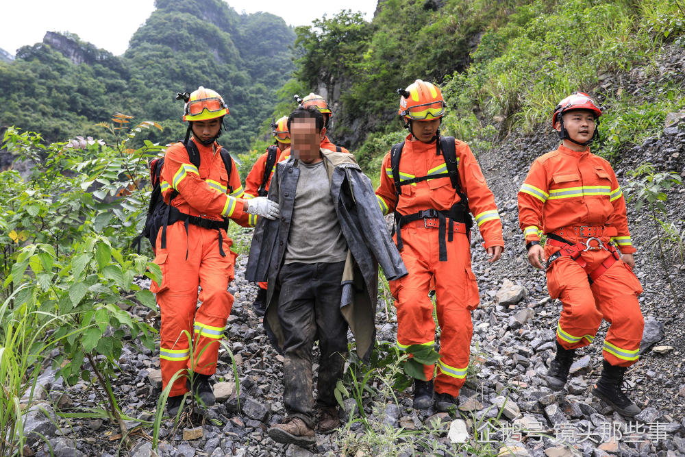 两男子迷失深山50余小时 救援人员地毯式搜索 助其回家