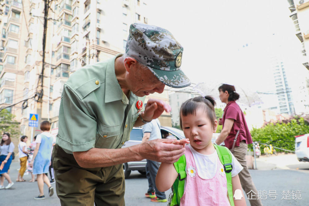 79岁爷爷跟孩子敬礼18年 每日摆手2000余次