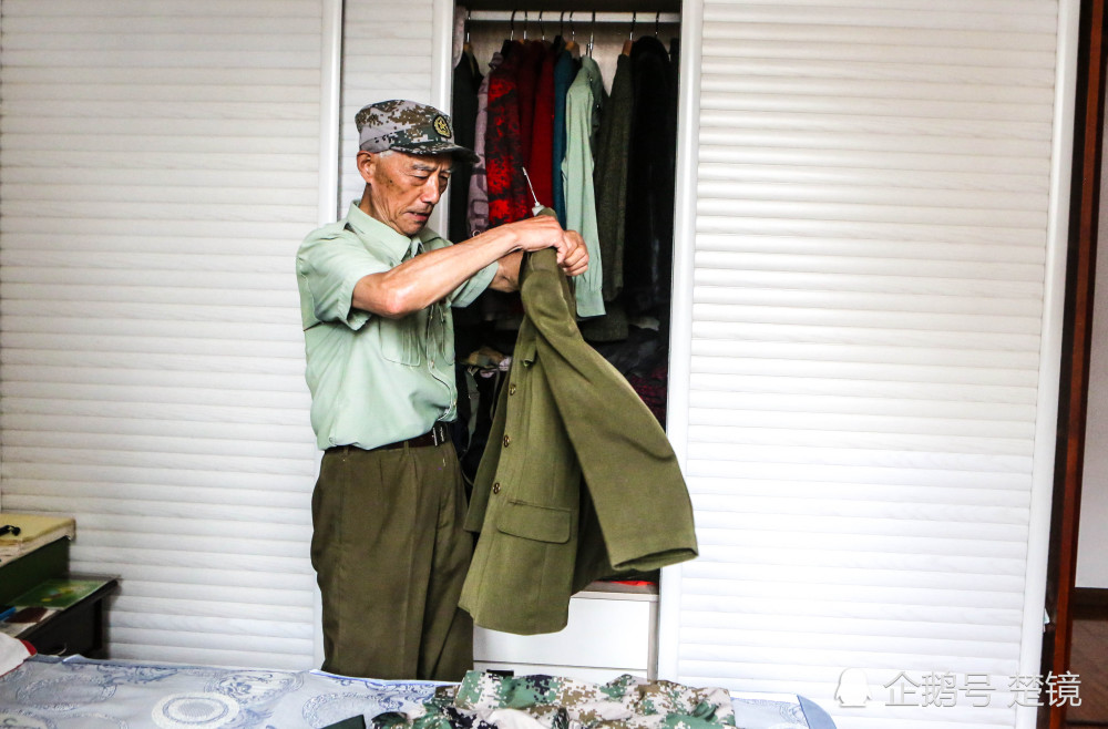 79岁爷爷跟孩子敬礼18年 每日摆手2000余次