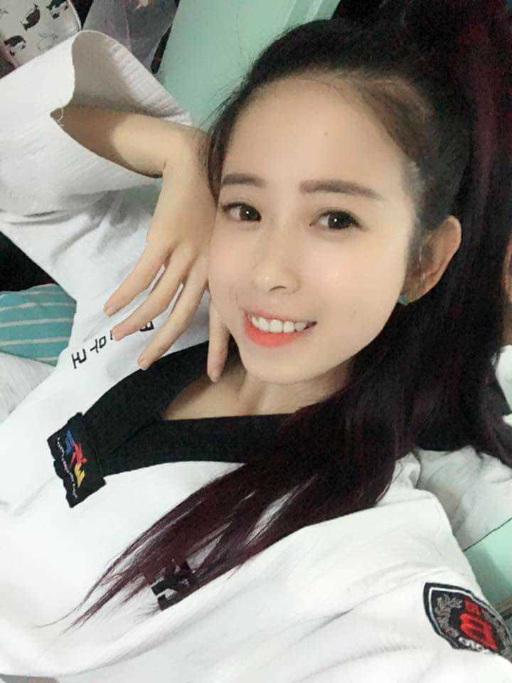 穿高跟鞋练一字马 越南跆拳道选手被封宅男女