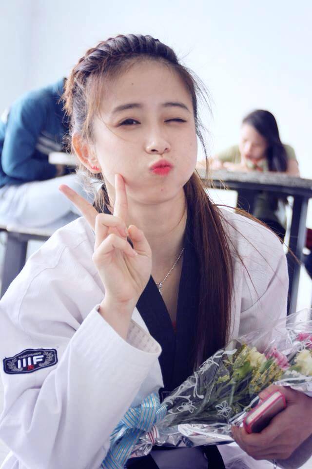 穿高跟鞋练一字马 越南跆拳道选手被封宅男女