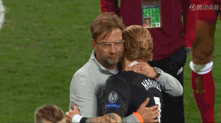 gif-悲喜两重天!红军罪人含泪致歉球迷 皇马列队致敬齐祖