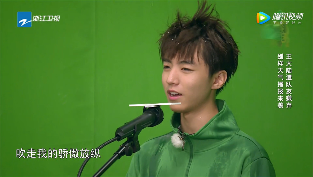 《高能少年团》新闻播报王俊凯救场,小凯弹跳力成亮点!