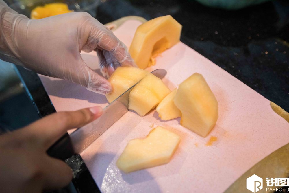 90后创业"帮人切水果",每天切20000刀,月入十万