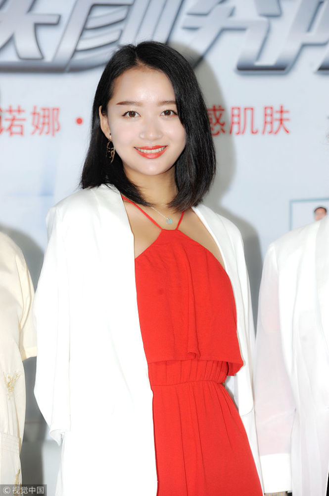 "芈月女孩"庞梦倩露真容与孙俪不相似 红裙耀眼露灿烂笑容
