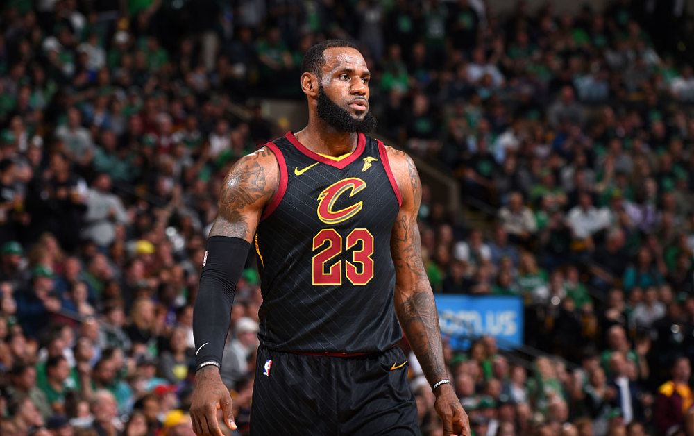 詹姆斯统治末节完爆哈登库里 勇士火箭也要颤