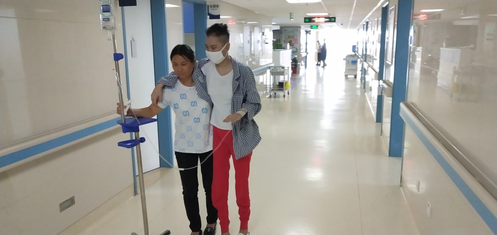 重症女孩求父亲捐骨髓 奶奶:死也不让儿子捐