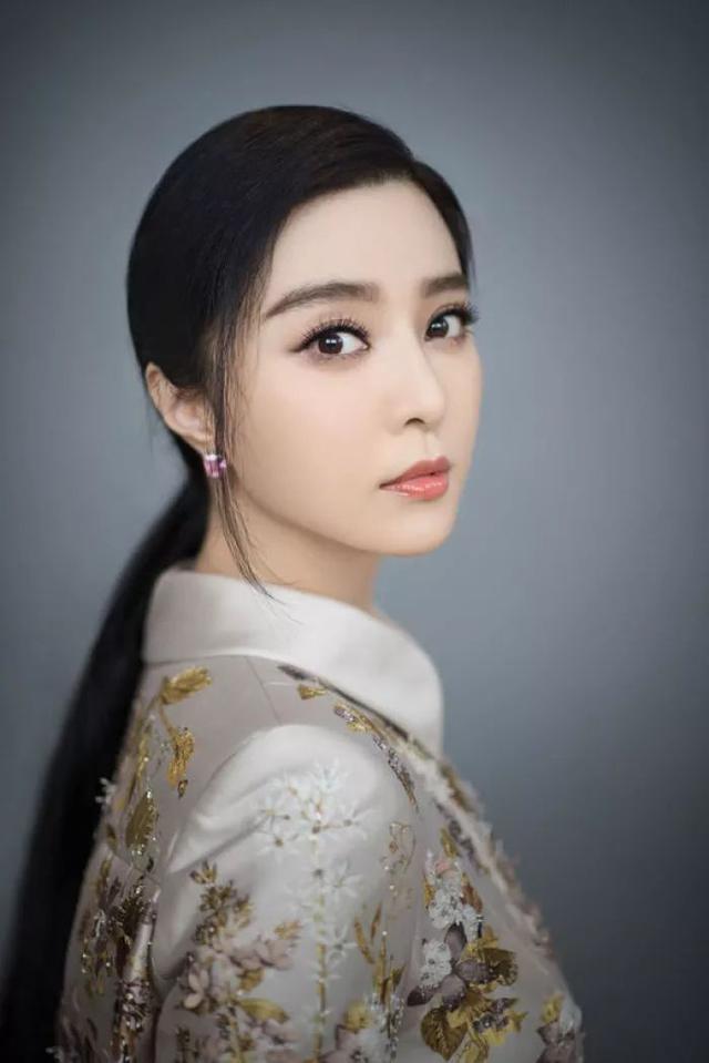 女明星最爱鲶鱼须刘海,杨幂遮住了发际线,她