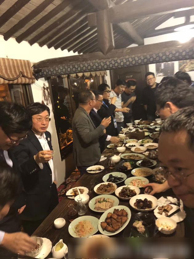 丁磊用美食盛邀大佬聚餐,马化腾,雷军,刘强东等人离席另起炉灶