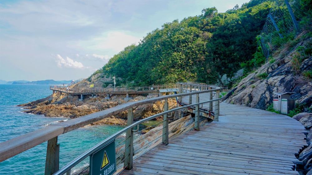 除了大小梅沙   附近风景秀丽的海滨栈道中   大梅沙至背仔角栈道