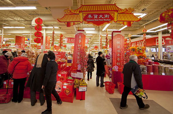 资料图:多伦多超市的年货大街