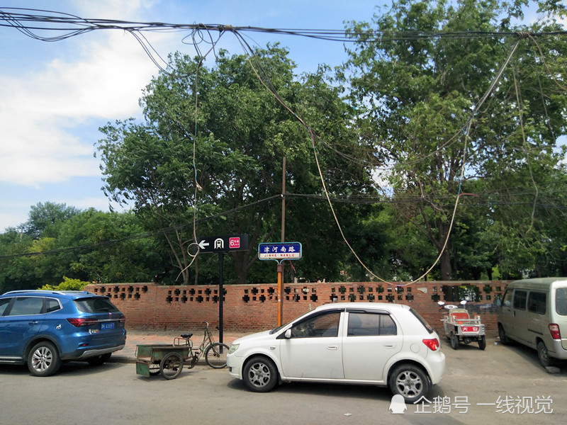 隐患线缆头上顶,行人出行心慌慌