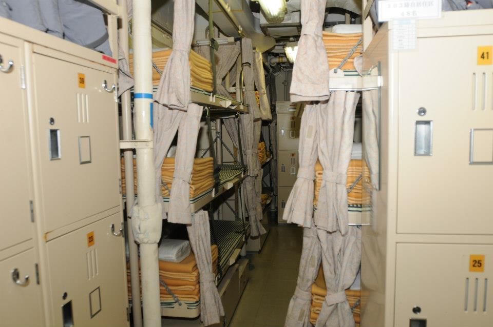 细品日本下北号万吨运输舰,内部竟用汉字写着不挠不屈