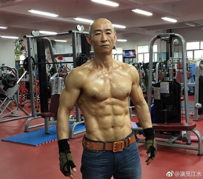 《亮剑》骑兵连连长孙德胜晒近照一身肌肉霸气侧漏