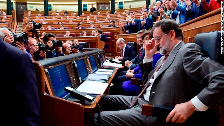 西班牙议会投票罢免现任首相拉霍伊