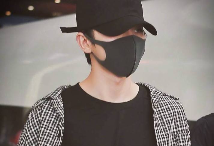 蔡徐坤坐高铁去长沙,鞋带绑腰上?网友:没毛病