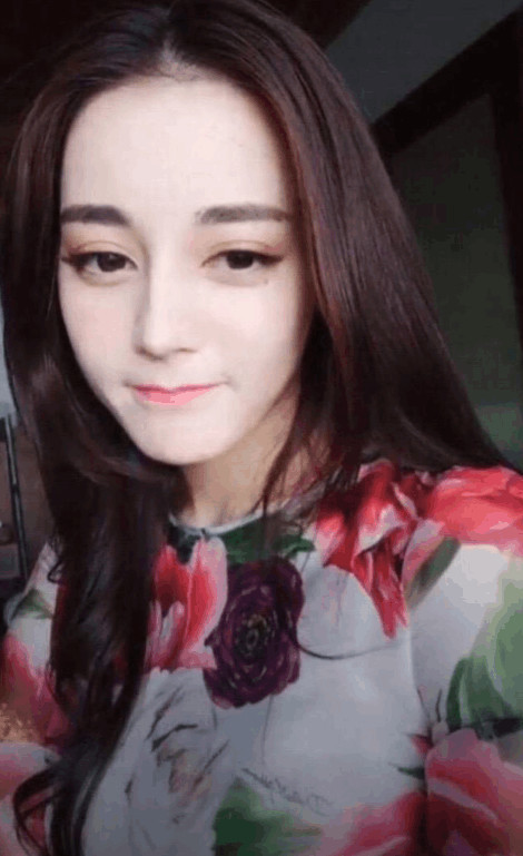 迪丽热巴开直播关美颜,网友看后表示:终于知道