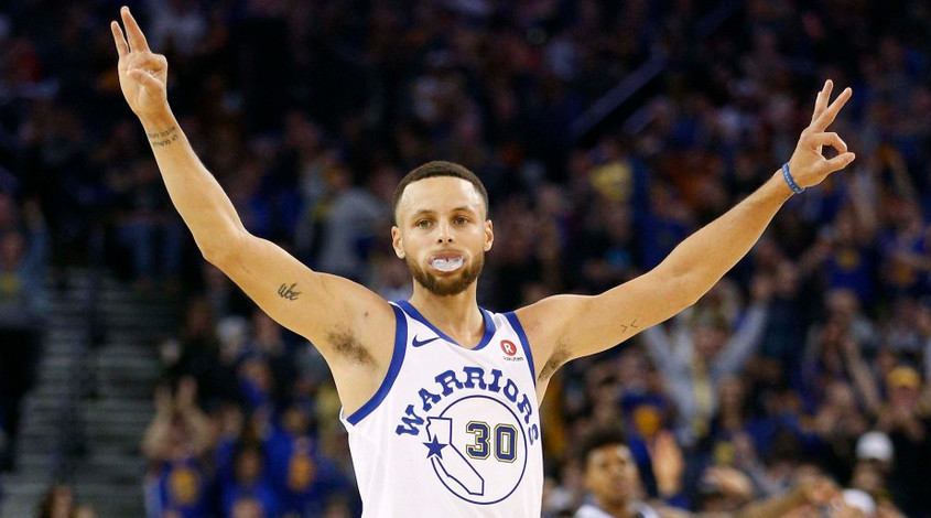 库里右手上臂有一个"woe"的文身,这是"working on  excellence"的缩写