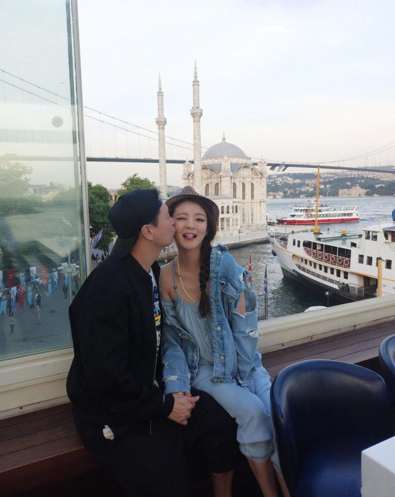 安以轩与老公浪漫游土耳其,夫妻俩甜蜜拥吻撒