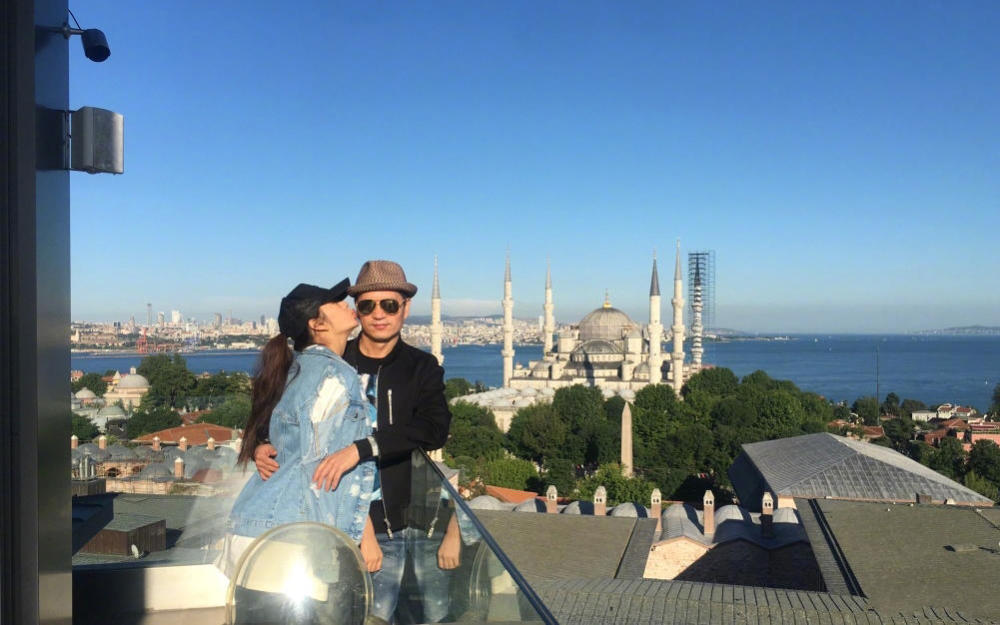 安以轩与老公浪漫游土耳其,夫妻俩甜蜜拥吻撒