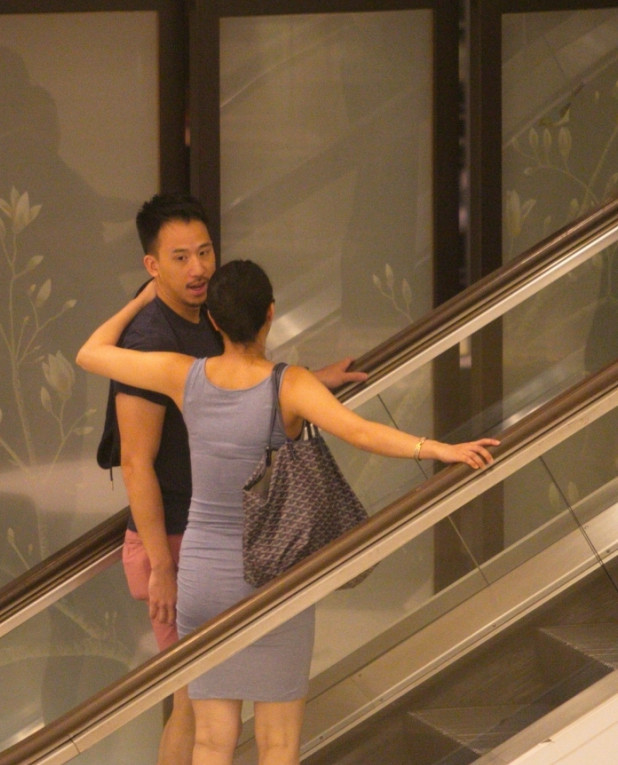 吴雨霏肚大如箩和老公看电影 夫妻俩全程手牵