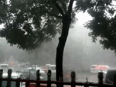 邯郸涉县突下暴雨,车辆都被冲走了