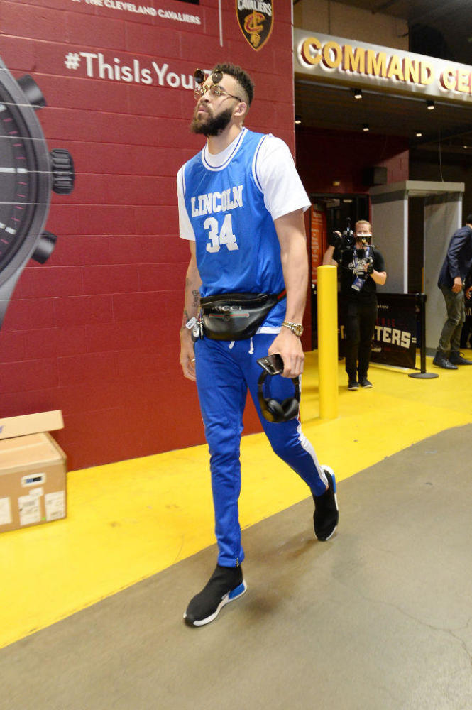 勇骑大战倒计时 库里帅气入场麦基穿复古球衣