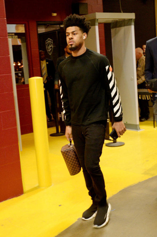 勇骑大战倒计时 库里帅气入场麦基穿复古球衣