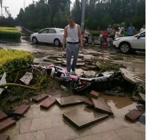 邯郸涉县突下暴雨,车辆都被冲走了