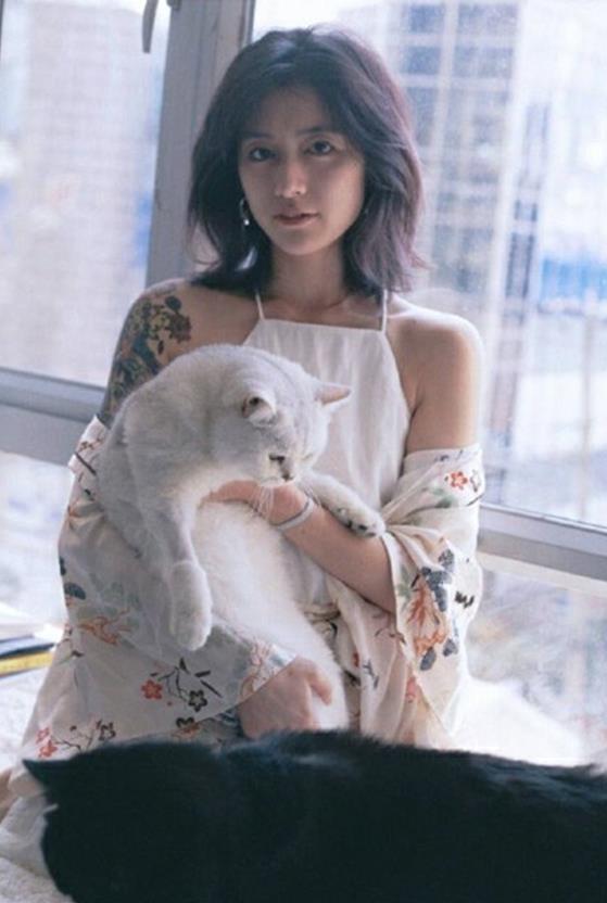 李诞高颜女友被称黑暗系少女,高颜值外表花臂纹身太抢眼