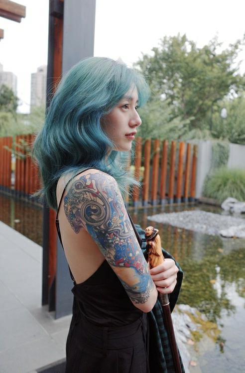 李诞高颜女友被称黑暗系少女,高颜值外表花臂纹身太抢眼