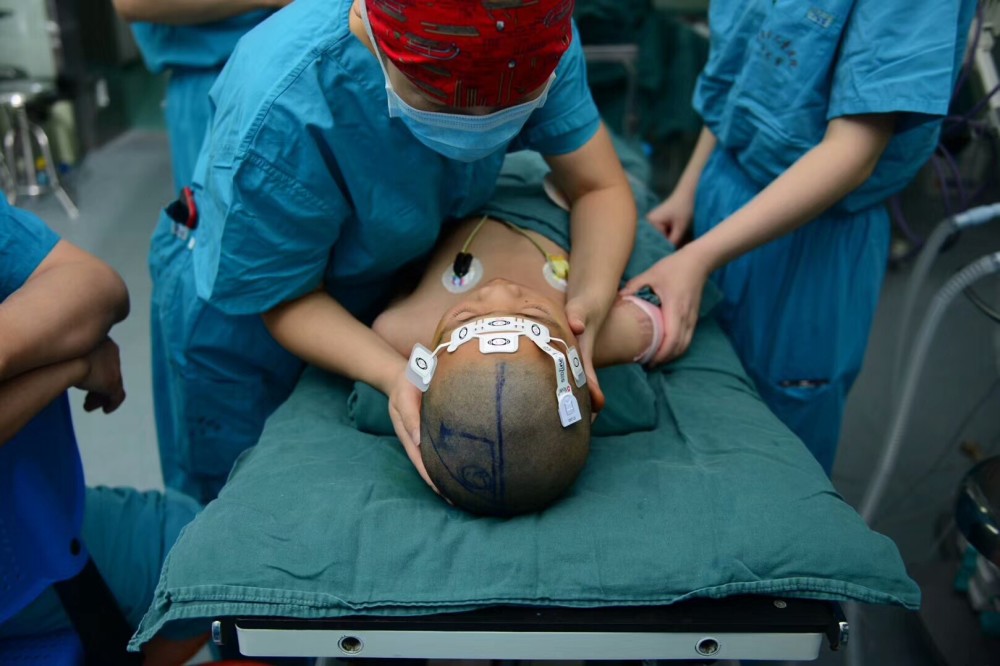 9岁勇敢男孩接受清醒开颅手术西北首例术中唤醒