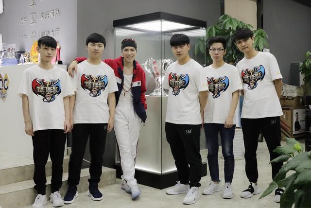 敬腾探访QGhappy俱乐部,猫神带他一起开黑!