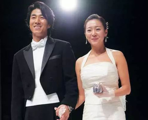 同样是嫁入豪门:她成为泰国贵族妻子,而她