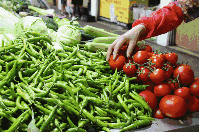 豆腐脑,油条 豆浆稀饭包子 种样繁多的早饭  人来人往络绎不绝