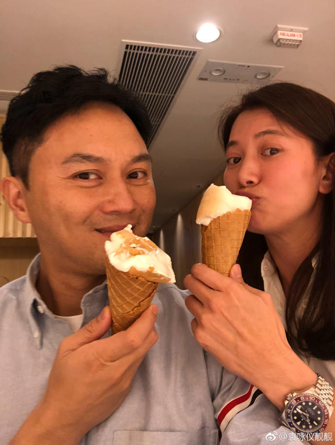 袁咏仪张智霖为黄子华站台,素颜出镜的靓靓很