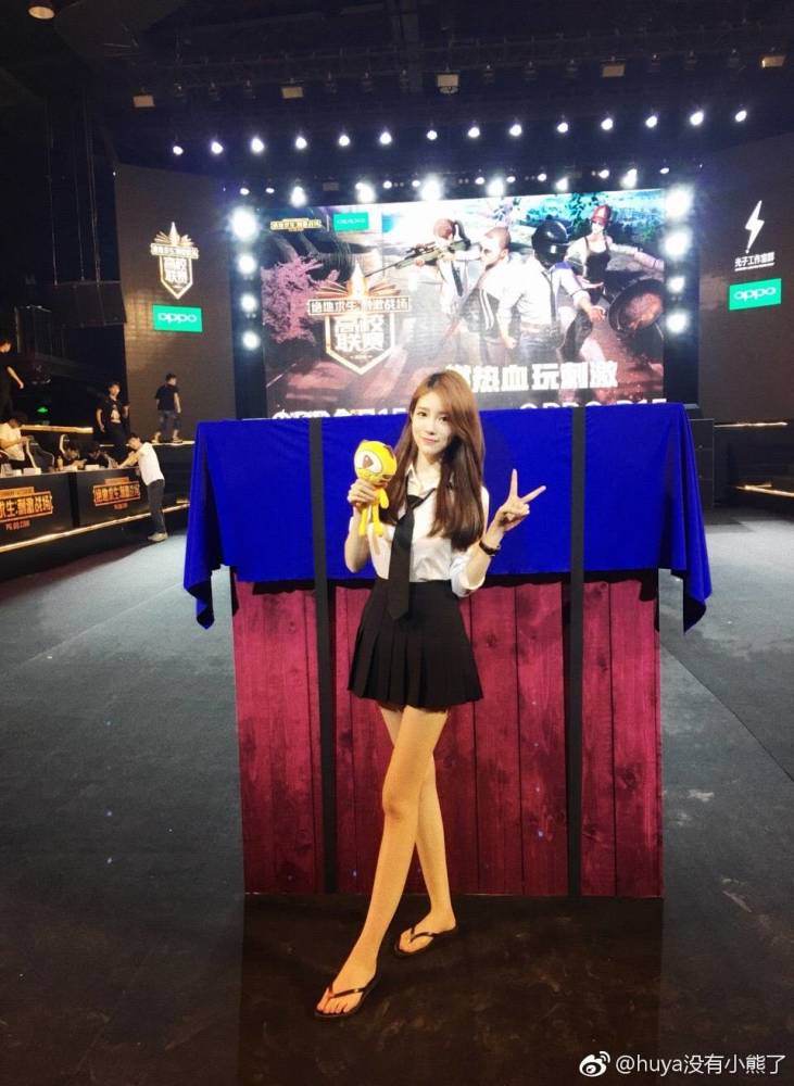 绝地求生女解说小熊晒美照网友却关注背后的空投