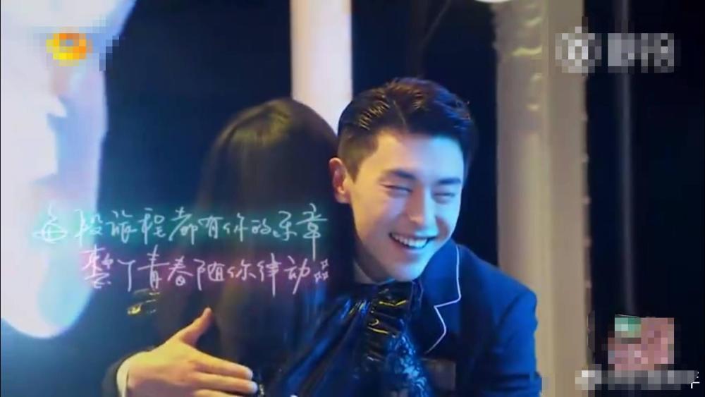 邓伦见张韶涵那刻惊了,走上去看是不是本人,吴