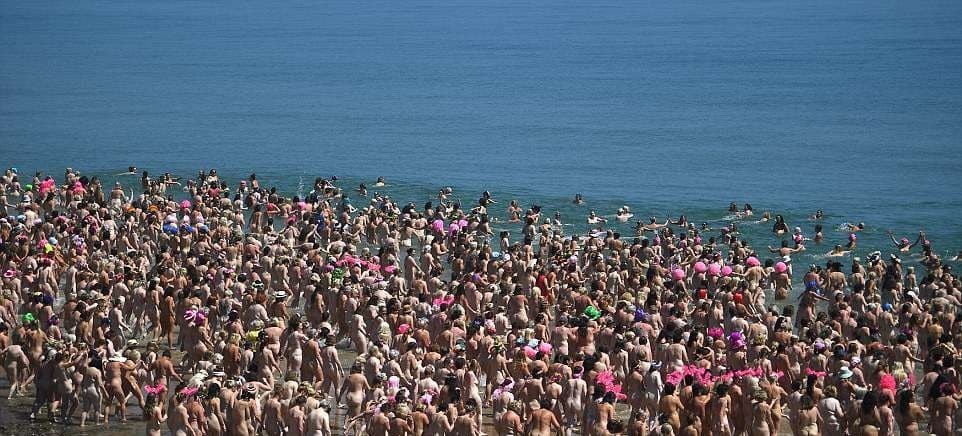 爱尔兰2505名女子为慈善募捐集体裸泳打破世界纪录