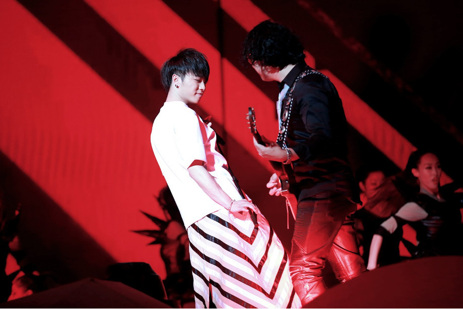 华晨宇翻唱黄家驹这首歌,连谢霆锋都佩服,歌迷