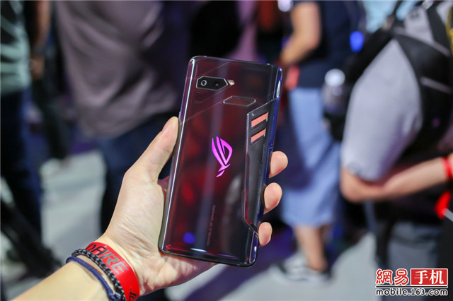 华硕ROG游戏手机媒体评测汇总 性能强劲散热