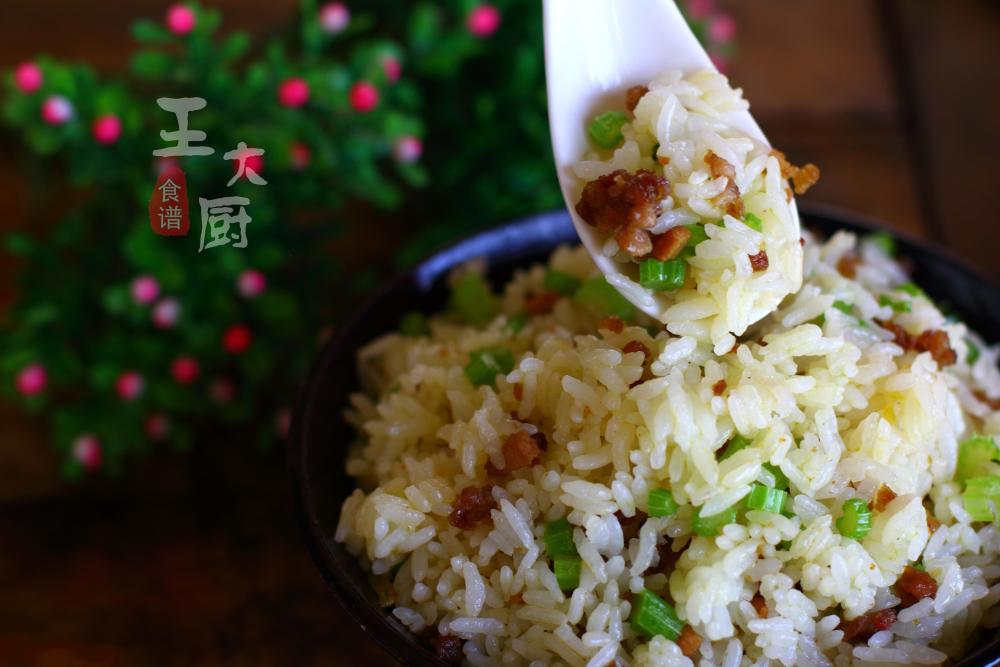 芹菜肉末炒饭,让剩米饭变成美味,就这么简单,米饭又剩少了