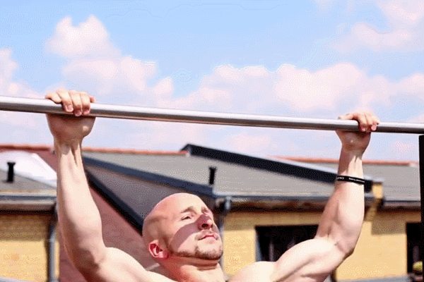 你1分钟做多少个浪摆引体向上?外国小伙能做70个,却被嘲笑