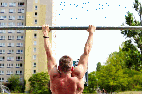 你1分钟做多少个浪摆引体向上?外国小伙能做70个,却被嘲笑